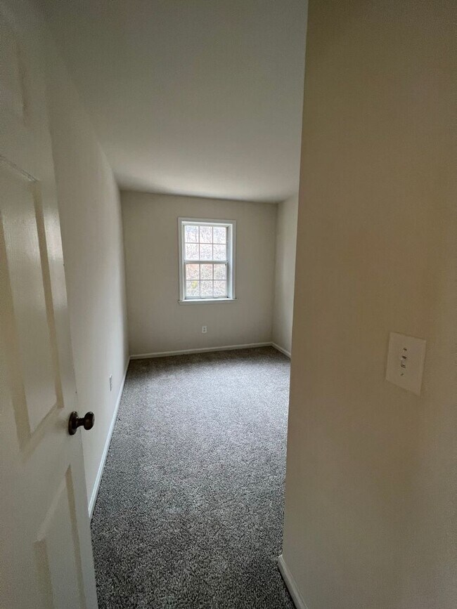 Building Photo - 3BR Townhome - Northampton School District