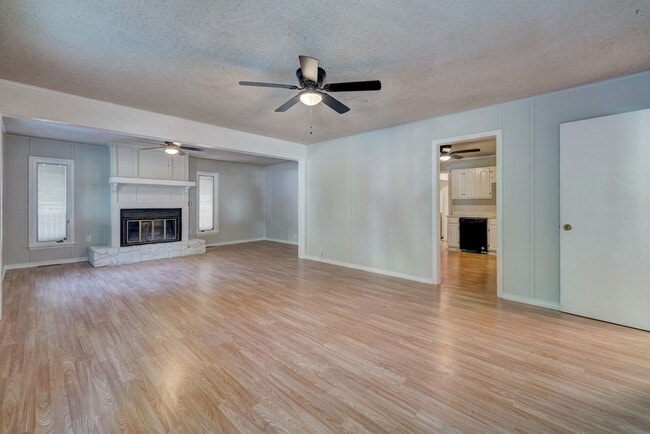 Building Photo - Move-In Ready 4-Bedroom Gem Minutes from D...