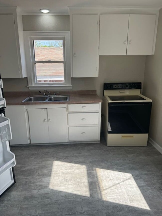 Building Photo - 1 Bd 1 Ba Garage Apartment