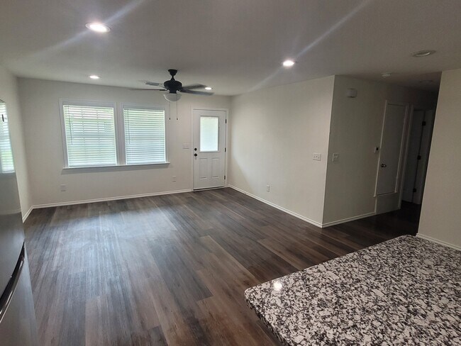 Building Photo - 1003 Pecan St