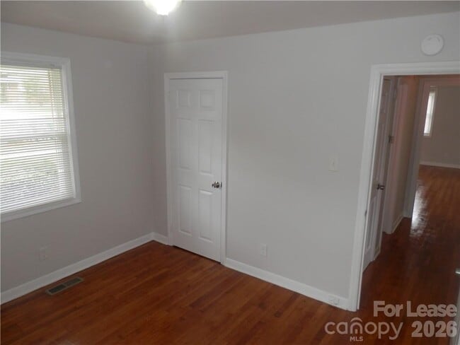 Building Photo - 2827 Burbank Dr