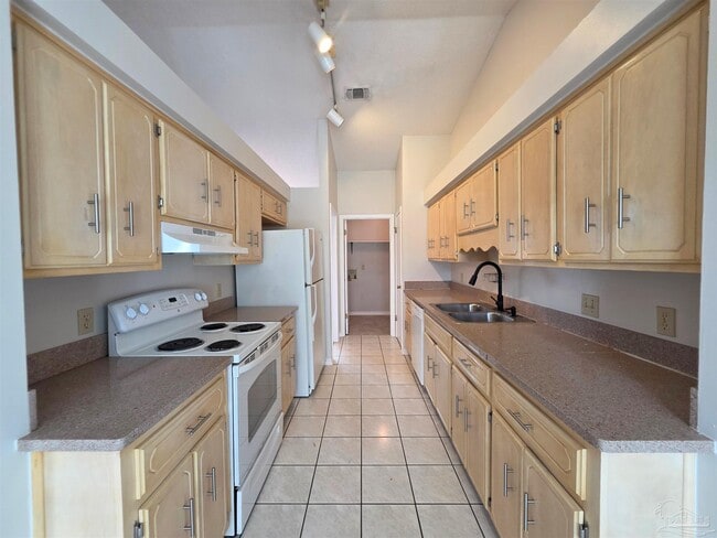 Building Photo - 824 Lavon Dr