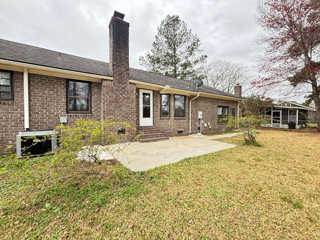 Building Photo - Available now. Freshly renovated! 4/3 Home...