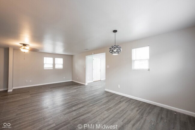 Building Photo - 955 N Traub Ave