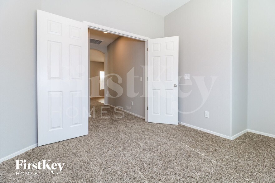 Building Photo - 14641 W Port Royale Ln