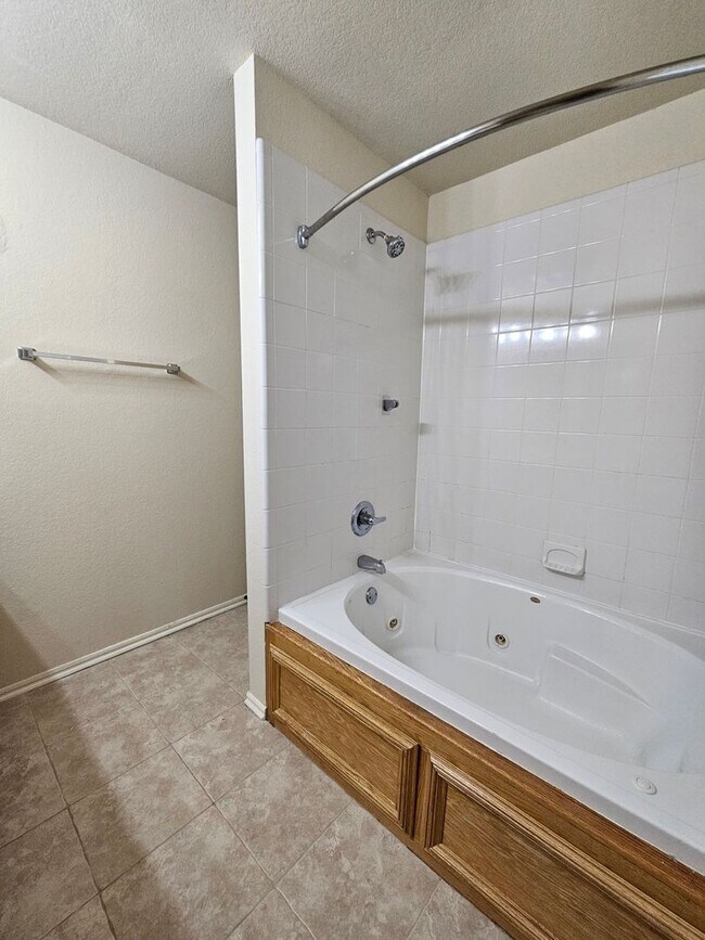 Building Photo - REDUCED! (3) Bed/(2) Bath In NE Norman Ava...