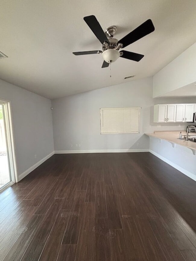 Building Photo - Clean 3 Bedroom / 2 Bathroom Home in Rosed...