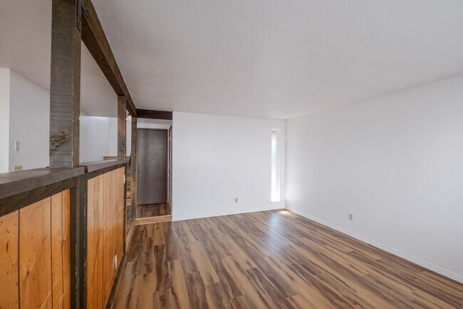 Building Photo - Beautiful 4 Bed, 2 Bath Townhouse with Lots of Closet Space and Laundry In Unit!