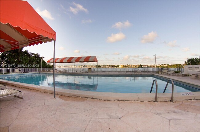 Building Photo - 1301 NE Miami Gardens Dr