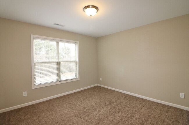Building Photo - Spacious 4-Bedroom Home with Fireplace in Fayetteville, NC - A Must-See Rental Property!