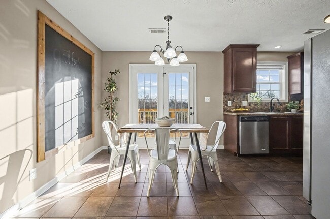 Building Photo - 1304 Freedom Dr