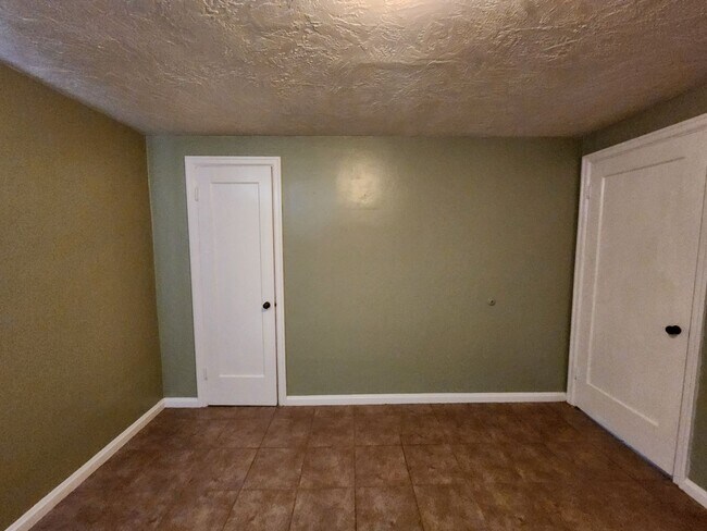 Building Photo - Upstairs Apartment Above Holly Market