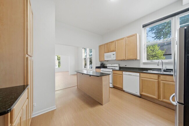 Building Photo - 3300 N Southport Ave