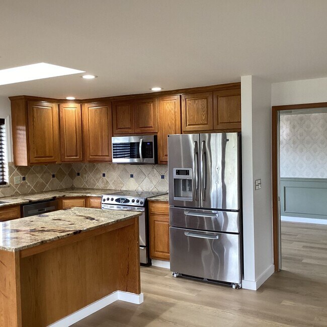 Building Photo - Ranch Style Rambler located in Stannwood