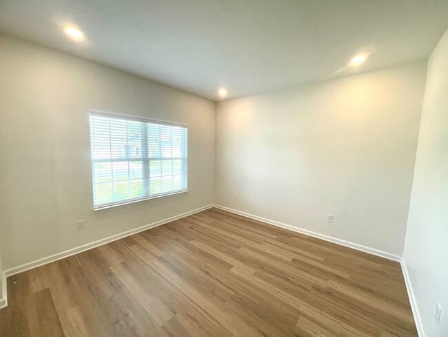 Building Photo - Newer Construction Home!