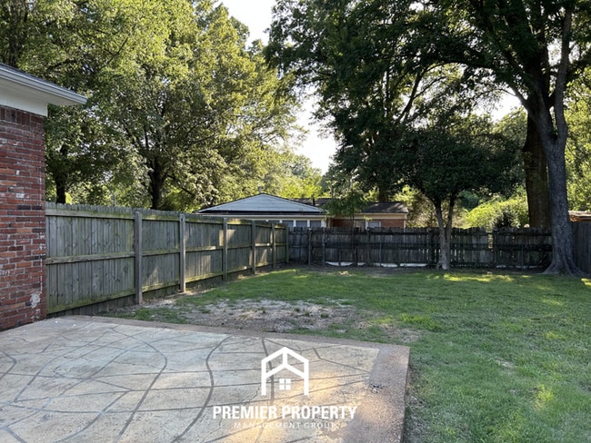 Building Photo - Unique 4BR/2BA Southaven Home | Hardwood Vaulted Sunroom & Fenced Yard