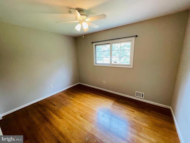 Building Photo - 7115 Warbler Ln