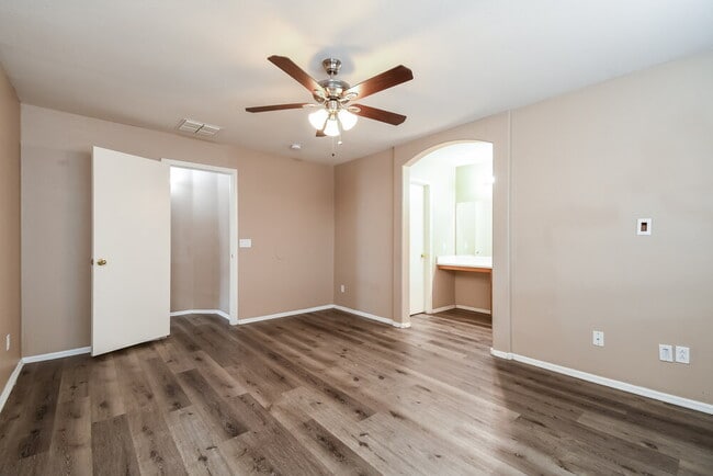 Building Photo - 975 E Vernoa St