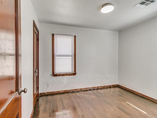 Building Photo - 204 E Douglas Dr