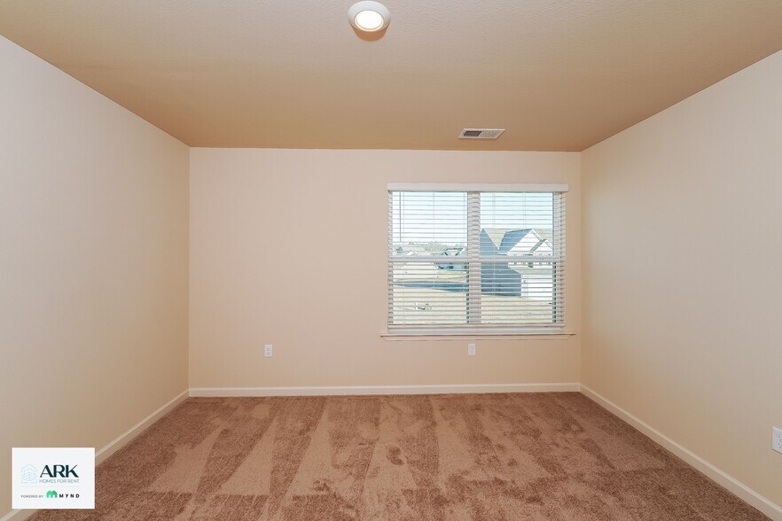 Building Photo - 430 Clover Cir