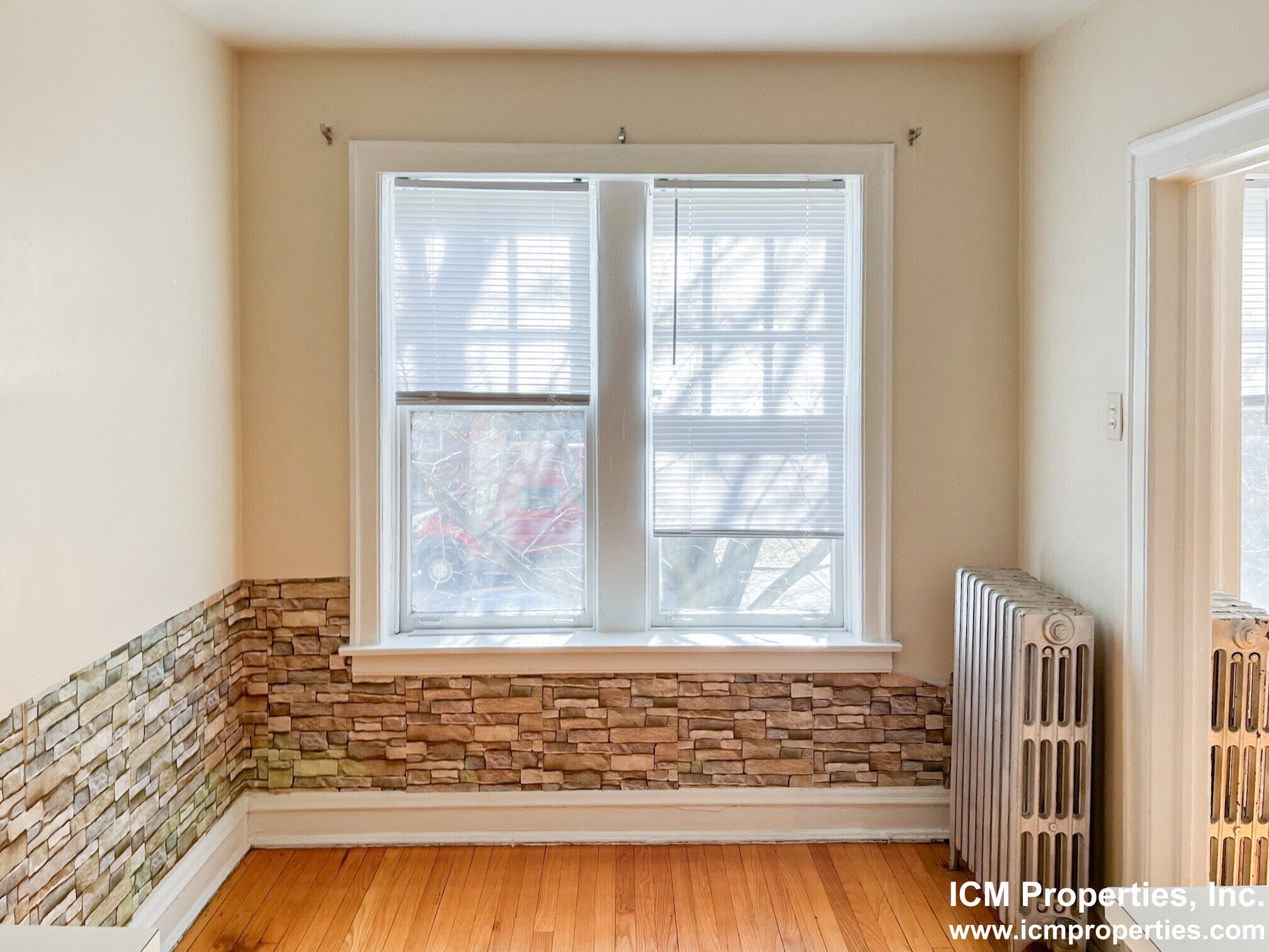 Building Photo - 1630 W Sunnyside Ave