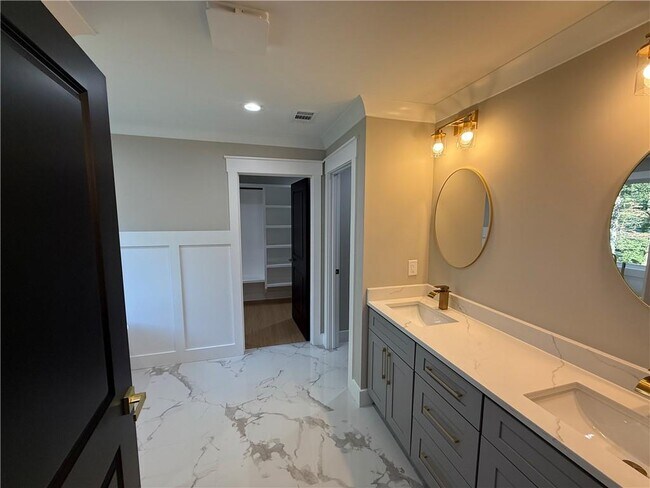 Building Photo - 320 Pine Valley Dr