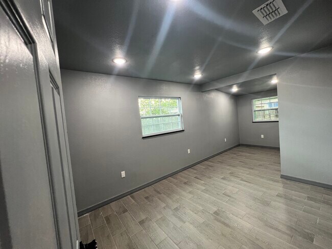 Building Photo - 4709 15th Ave S