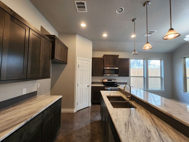 Building Photo - LOCATION! Walk to Torrey Park / Close to NB Downtown & Gruene / No Carpet / NBISD