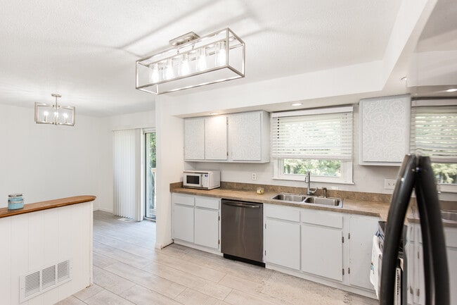 Building Photo - 3409 Cedar Ln