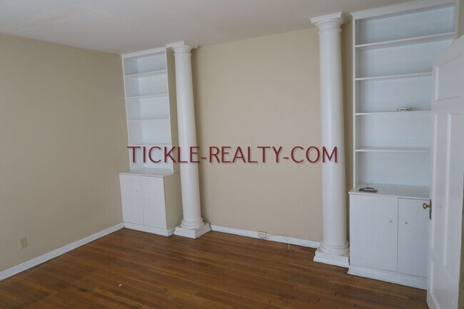 Building Photo - 368 Alexander St