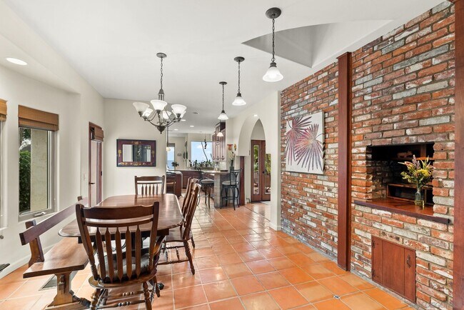 Building Photo - 701 N Granados Ave