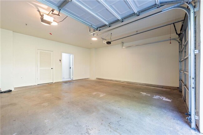 Building Photo - 1402 Markan Dr NE