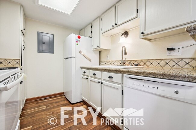 Building Photo - Great Condo In Windsor Community