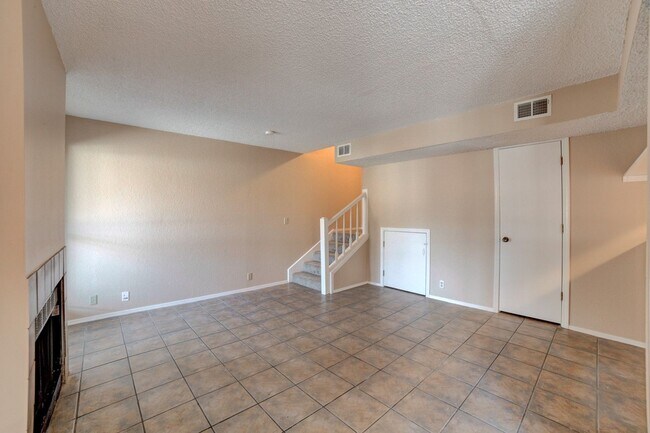 Building Photo - 2 Bed 1.5 Bath Condo Ready For Rent!