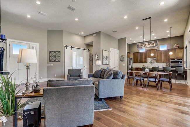 Building Photo - 10613 White Oak Dr