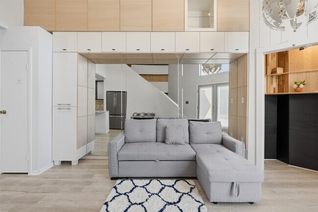 Building Photo - 10855 Meadowglen Ln