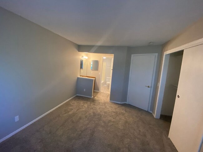 Building Photo - Large 2 bed 1 bath Top Floor Condo