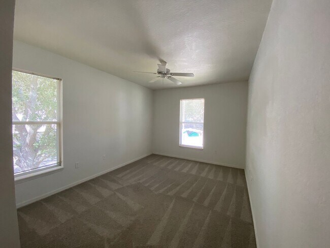 Building Photo - Two Bedroom Two Bathroom Unit in Southern Dunes