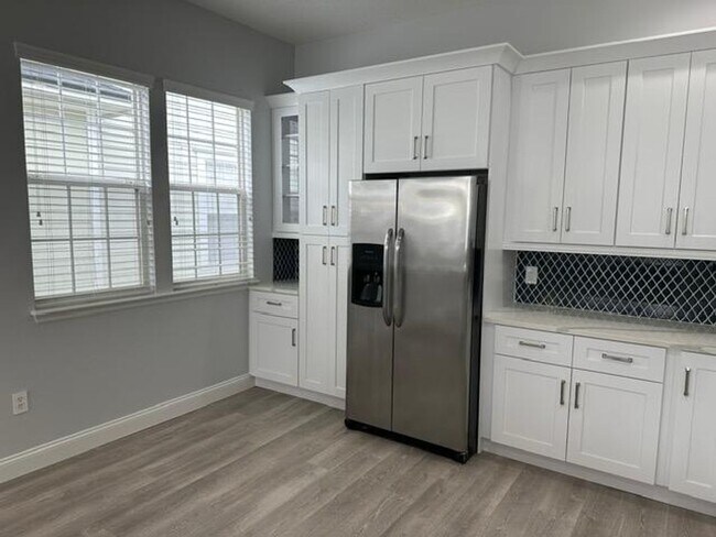 Building Photo - Completely remodeled 4 Bedroom 2 Bath sing...