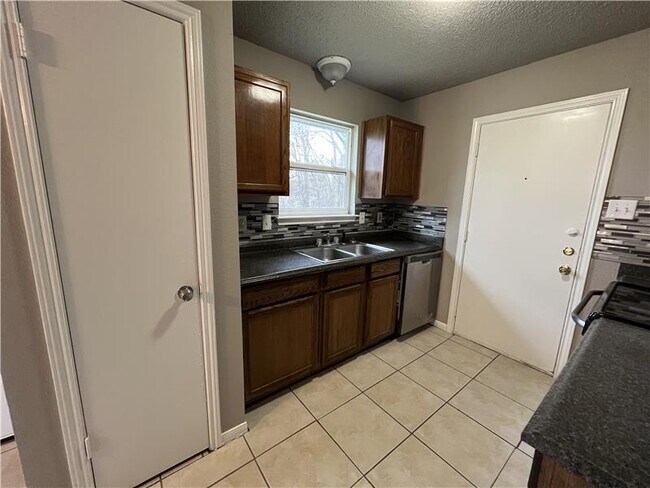 Building Photo - 2111 Caprice Dr