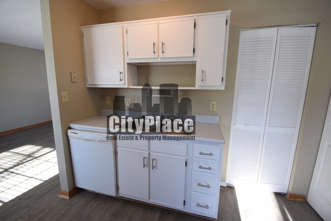 Building Photo - 47 Meadow Ct W