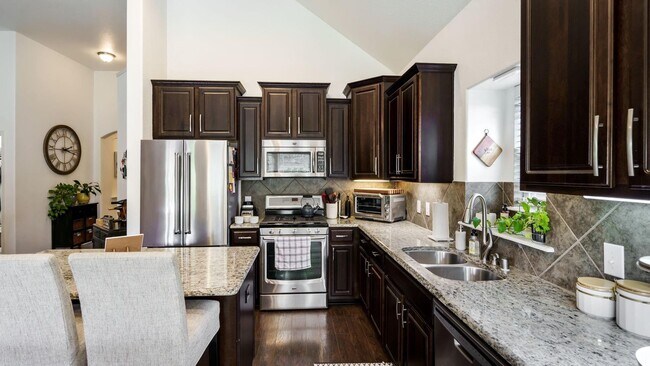 Building Photo - Beautiful 3 bedroom 2 bath and an office w...