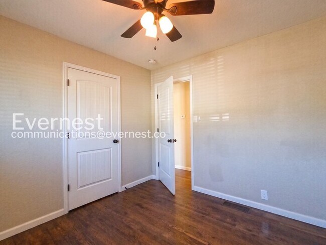 Building Photo - 3 Bed/1.5 Bath Home with Fenced yard / Coming Soon!