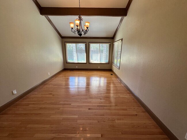 Building Photo - Single Story 3 Bedroom, 3 Full Bath / Best...