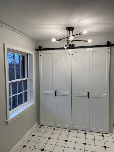 Building Photo - 110 Jamestown Dr