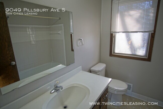 Building Photo - 3 Bedrooms Top Level w/ Full Bath - 2 Car ...