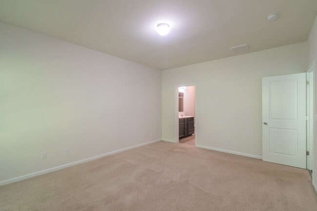 Building Photo - Freshly Renovated 4-Bedroom Home with Mode...