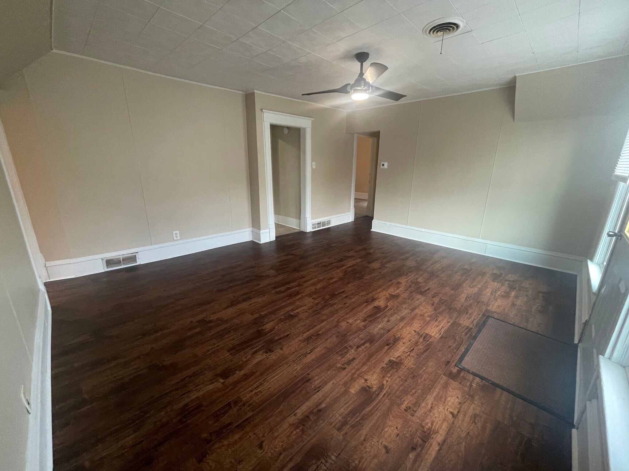 Building Photo - 196 E 9th St