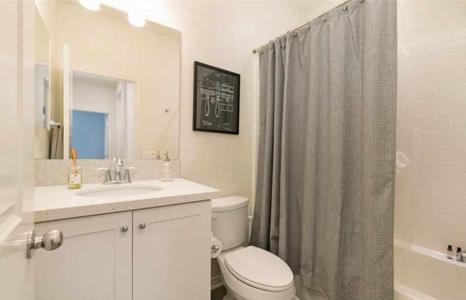 Building Photo - 931 E Drapery Ln