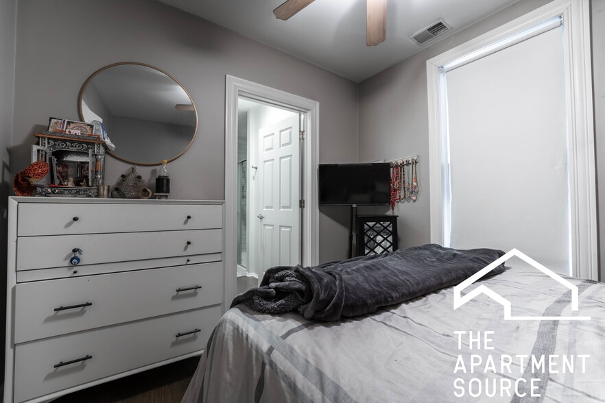 Building Photo - 2651 W Armitage Ave